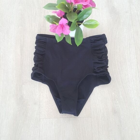 California kisses bikini bottom - Picture 5 of 6